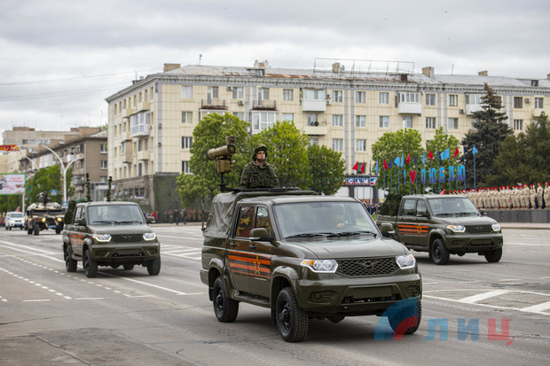 Парад Победы прошел в Луганске с участием более 100 ед. техники и двух тыс. военнослужащих (ФОТО)