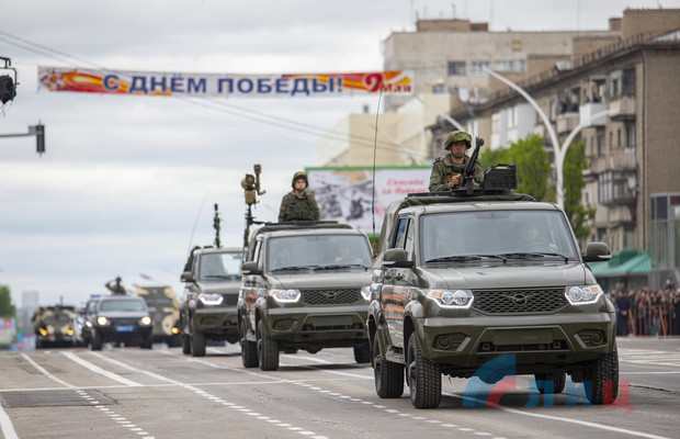 Парад Победы прошел в Луганске с участием более 100 ед. техники и двух тыс. военнослужащих (ФОТО)