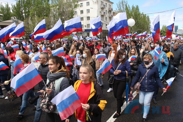 Делегация ЛНР принимает в Донецке участие в демонстрации по случаю семилетия ДНР (ФОТО)