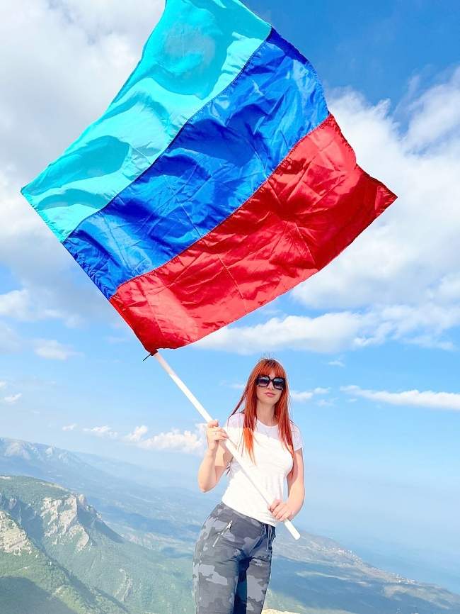 Государственный флаг ЛНР водружен в южной части горного массива Демерджи на высоте 1 239 м (ФОТО, ВИДЕО)