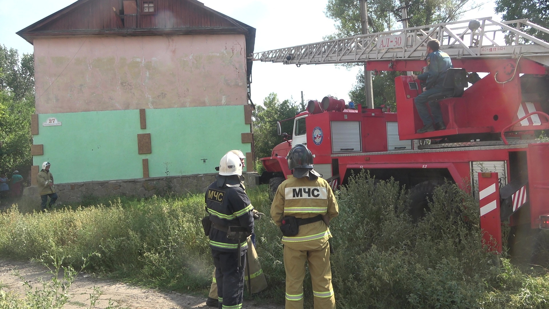 Луганчане на пожаре в квартале Стандартный городок спасли мужчину с инвалидностью.