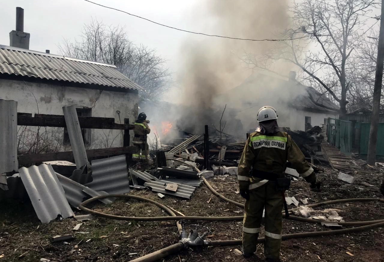 Как сообщили порталу "Луганск онлайн" в пресс-службе Министерства чрезвычайных ситуаций и ликвидации последствий стихийных бедствий Луганской Народной Республики, в поселке Донецком и городе Первомайске в результате обстрелов сгорели два гаража и повреждена хозпостройка. 