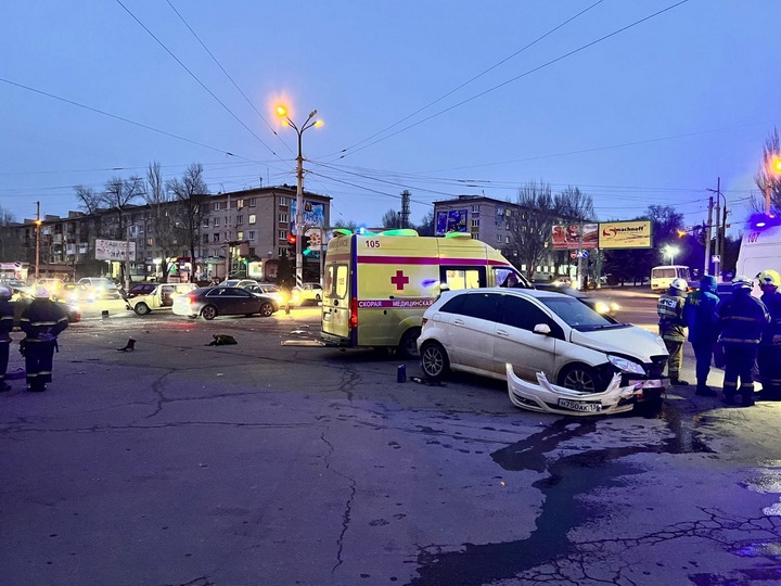 Как сообщили порталу "Луганск онлайн" в пресс-службе Министерства чрезвычайных ситуаций и ликвидации последствий стихийных бедствий Луганской Народной Республики, в Луганске в ДТП на перекрестке улиц Буденного и Карпинского пострадали 4 человека