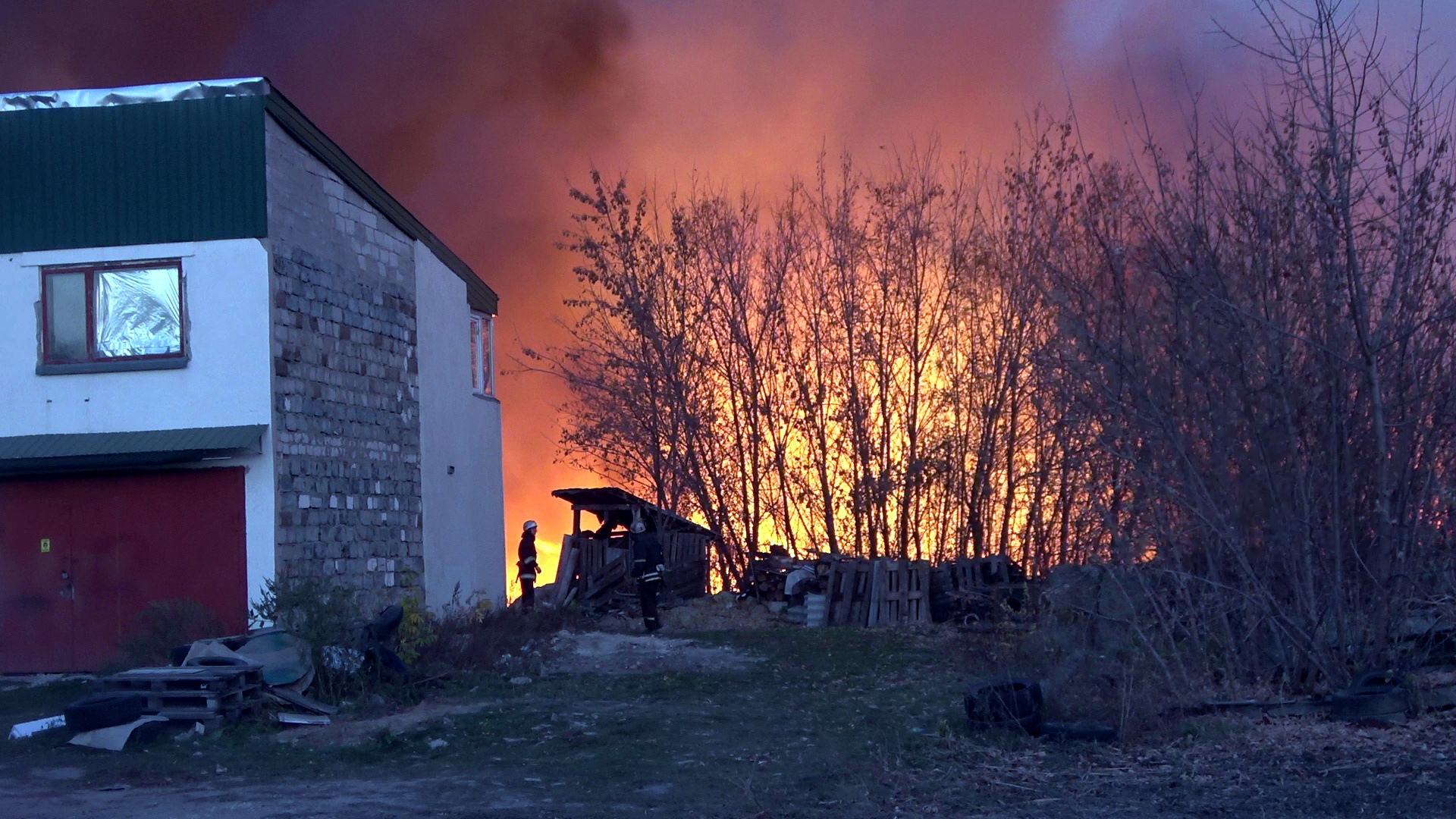 Как сообщили порталу "Луганск онлайн" в пресс-службе Министерства чрезвычайных ситуаций и ликвидации последствий стихийных бедствий Луганской Народной Республики, в Луганске ликвидирован крупномасштабный пожар в районе бывшего трамвайного депо.