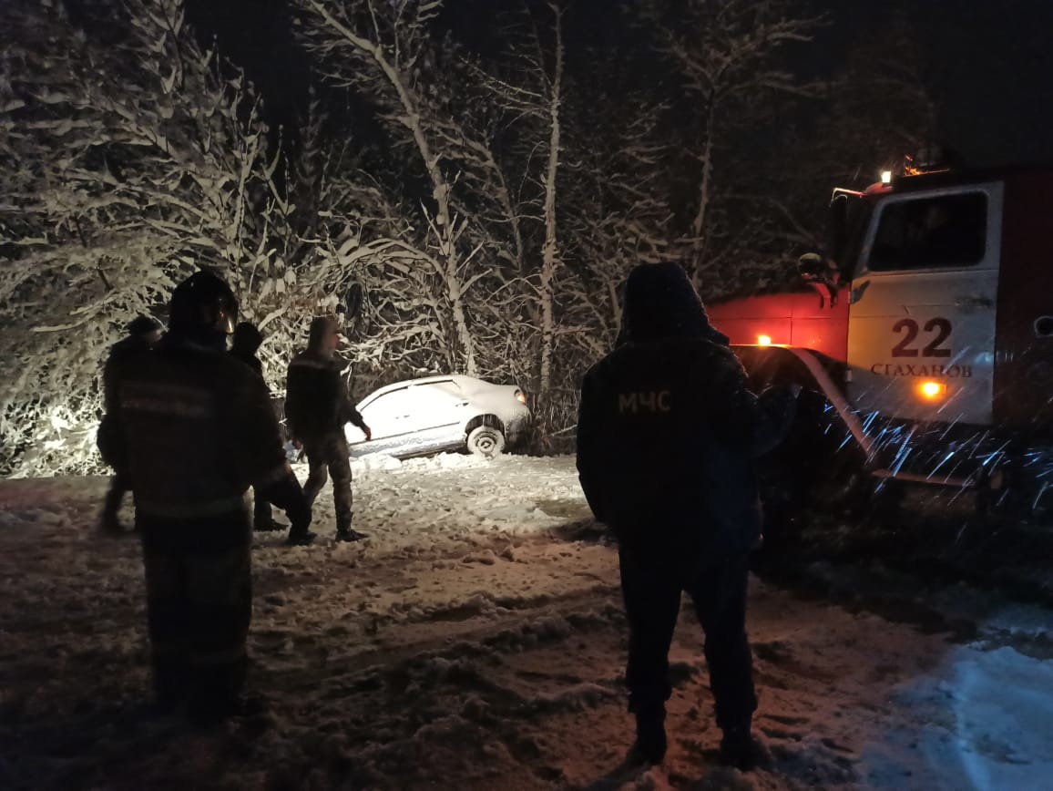 Спасатели Стаханова помогли автолюбителям, чьи автомобили съехали угодили в кювет. (фото)