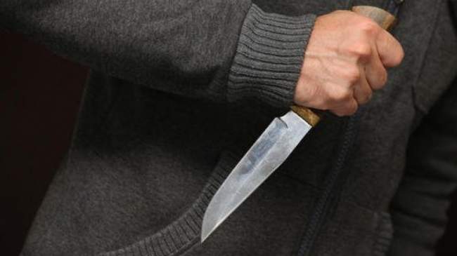 В Антраците местный житель ударил знакомого ножом