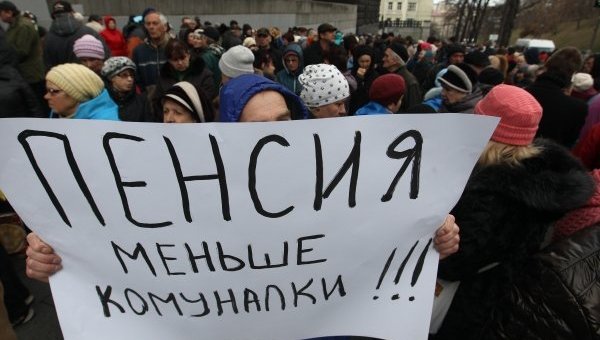 Пенсионеры собрались на митинг в Запорожье. Голодные люди требуют не закрывать торговые точки по продаже социального хлеба, и снизить коммунальные тарифы