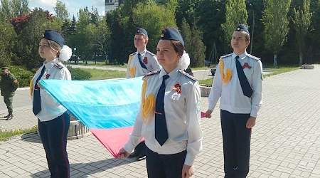 В Алчевске состоялась торжественная церемония поднятия государственного флага ЛНР