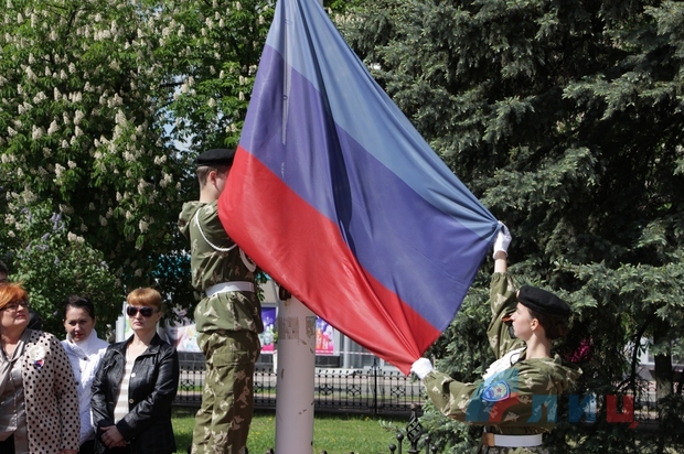 Церемонии поднятия флага и исполнения гимна ЛНР состоялись в Луганске (фото)