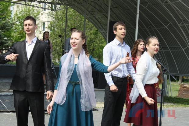 Исполнители из ЛНР, ДНР и России концертом поздравили луганчан с Днем Республики (ФОТО)