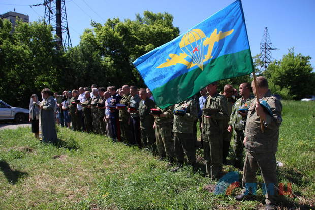 Памятный крест на въезде в Юбилейный установили  ветераны обороны Луганска (фото)