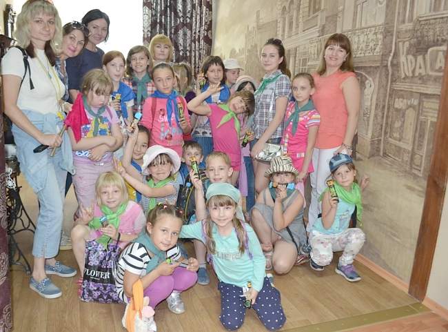 Для детей из пришкольного лагеря Луганска провели экскурсию в Музей связи