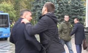 Возле Верховной Рады произошла драка между депутатом Парасюком и начальником Управления государственной охраны Украины Валерием Гелетеем.