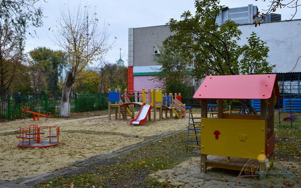 Благотворительный фонд «Добротолюбие» помог оборудовать детскую игровую площадку для детей с особыми потребностями