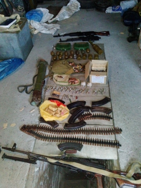 В одном из гаражных кооперативов Луганска выявлен схрон оружия и боеприпасов украинской диверсионной группы