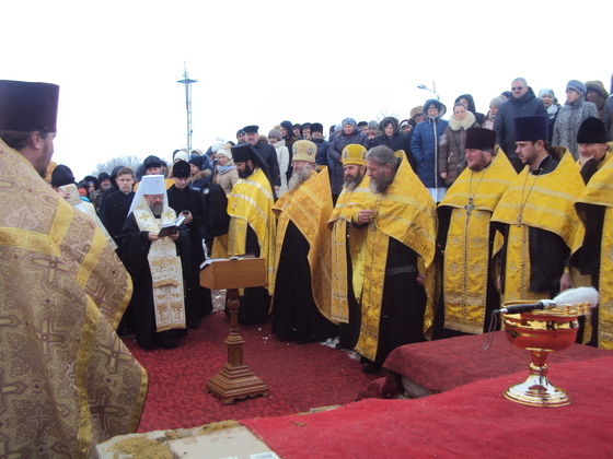 В Перевальском районе священнослужители освятили восьмиметровый поклонный крест