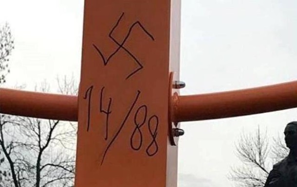 На ханукальном светильнике в Киеве местные нацисты нарисовали свастику