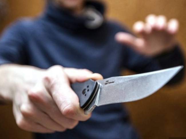 Молодой человек в Каменнобродском районе ударил  знакомого  ножом