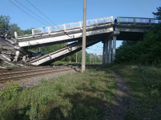 Ремонтные бригады расчистили участок железной дороги под взорванным Штеровским мостом