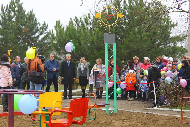 Работники структурного подразделения «Краснодонуголь» подарили садику, детскую площадку