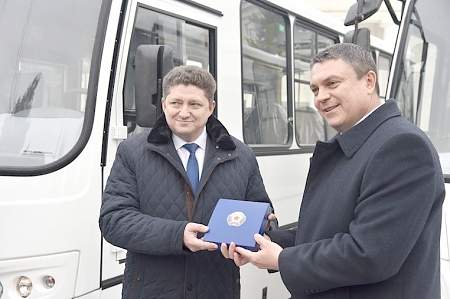 Глава ЛНР Леонид Пасечник сегодня передал вузам Республики и ЛВУФК восемь новых автобусов марки "Донбасс"