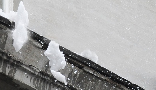 Обильное скопление снега обрушило крышу одного из цехов Стахановского вагоностроительного завода