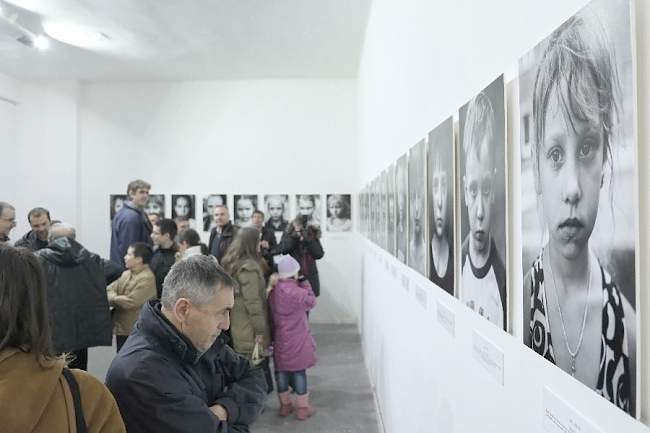 В столице Сербии открылась фотовыставка «Посмотри в глаза Донбассу»