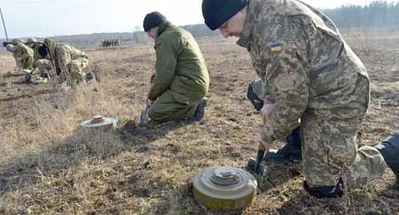 Киевские агрессоры минируют местность в районе Светлодарска