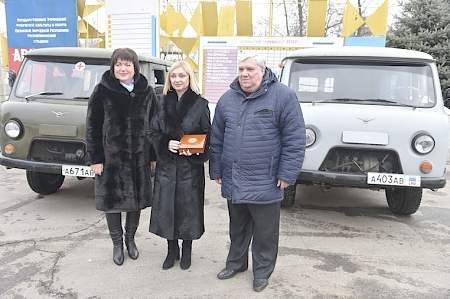 Больницам Ровеньков и Красного Луча передали автомобили скорой помощи