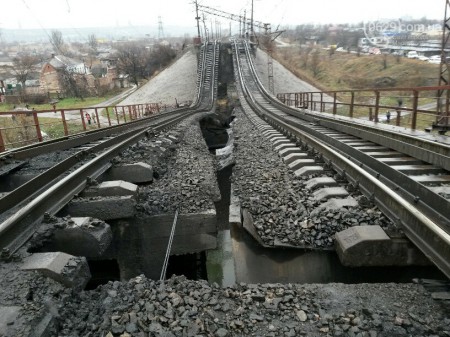 От взрыва на железной дороге разорвало шпалу и рельсу