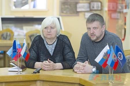 Встреча активистов Русской весны Алексея Карякина и Светланы Гизай прошла со студентами ЛНУ