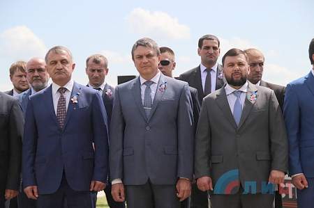 Глава ЛНР и представители иностранных делегаций, прибывших в Луганск на торжества по случаю пятилетия Республики почтили память жителей Луганска, погибших в 2014 году