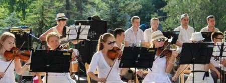 До сентября на территории столичного парка Горького и сквера имени Героев «Молодой гвардии» проходят традиционные музыкальные вечера отдыха с оркестром .