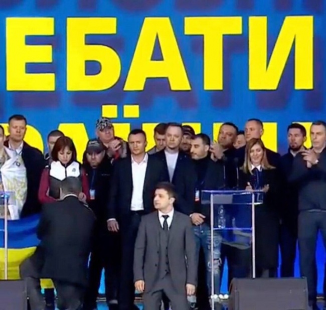 Зеленский инициативой о мемориале "героям Украины" продолжает дело Порошенко
