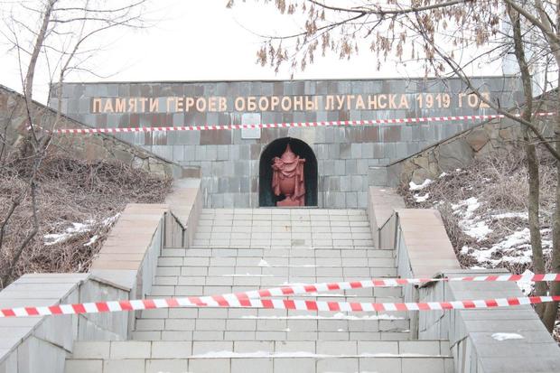 Коммунальщики и студенты Луганска сегодня провели субботник, который стал началом подготовки к ремонтно-восстановительным работам на мемориальном комплексе «Острая могила» (фото)