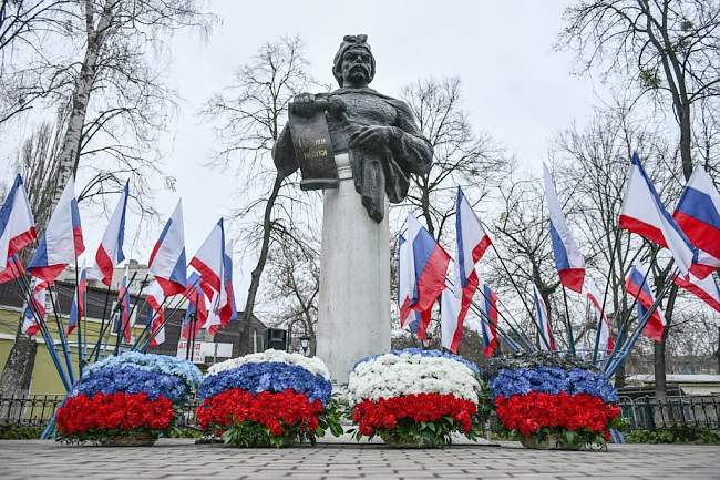 Делегация ЛНР приняла участие в мероприятиях, посвященных 366-й годовщине Переяславской Рады, которые проходят в Крыму