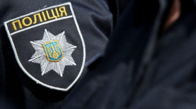 Патрульная полиция в Иванкове Киевской области остановила автомобиль, в салоне которого обнаружили тело мужчины с огнестрельным ранением