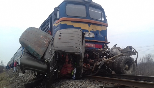 Сегодня около полудн на Закарпатье поезд протаранил грузовик, есть жертвы