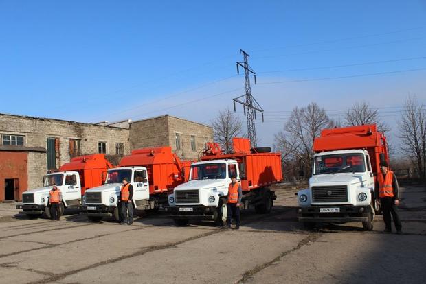 Коммунальному предприятию Алчевска передали четыре новых мусоровоза