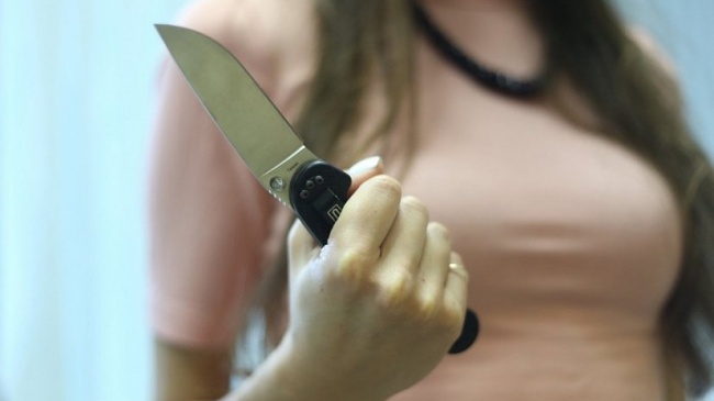 В Алчевске во время ссоры женщина ударила ножом знакомого