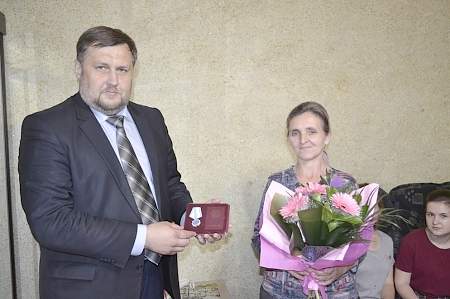 Глава ЛНР накануне Международного дня защиты детей наградил медалью «Родительская слава» многодетную мать из Лутугино, которая воспитывает девять детей.