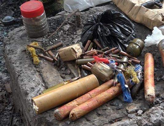 В Красном Луче обнаружили оружие и взрывчатку, боеприпасы и наркотики