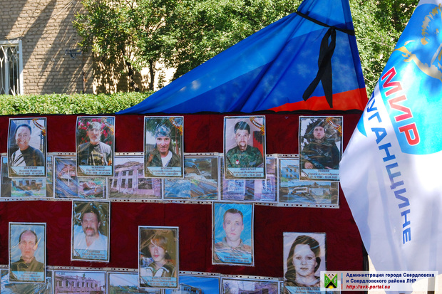 Жители Червонопартизанска провели траурный митинг в память о земляках, погибших летом 2014 года в результате обстрела города со стороны Украины (фото)