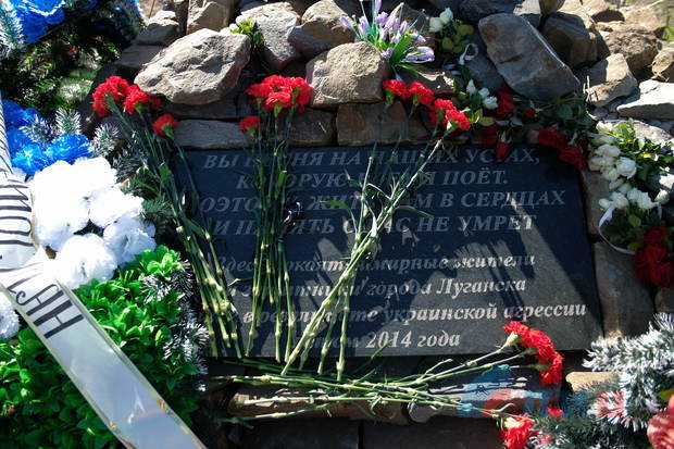Общественники Республики в Международный день мира почтили память луганчан, погибших в результате обстрелов со стороны военных преступников из Украины (фото).