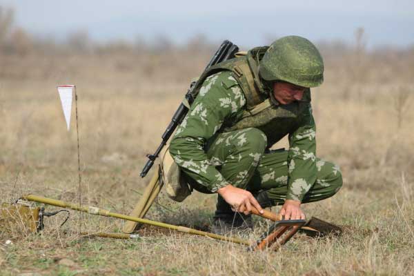 Около 200 единиц боеприпасов, найденных в высохшем русле Ольховой уничтожили сотрудники инженерно-саперного подразделения МЧС ЛНР