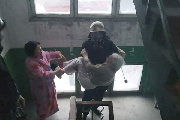 В Луганске в кв. Волкова на пожаре спасли 86-летнюю женщину