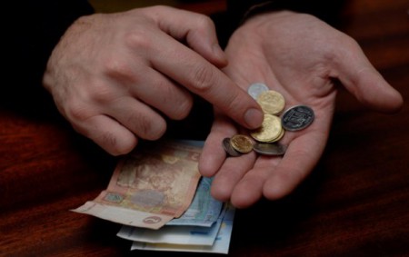С 1 апреля в Украине работающие госслужащие потеряют свои пенсии