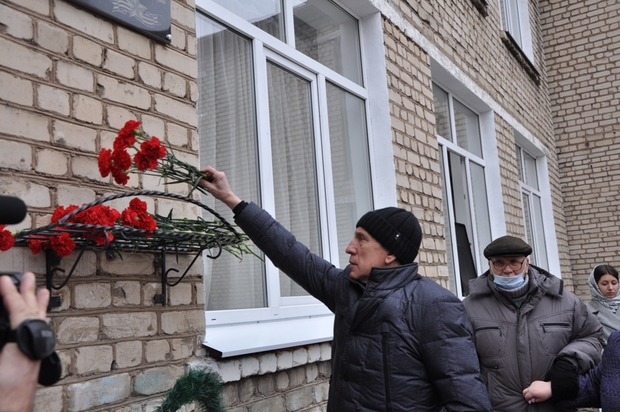 В Стаханове почтили память первого главы ЛНР Валерия Болотова на акции, состоявшейся в средней общеобразовательной школе № 18, где он учился.