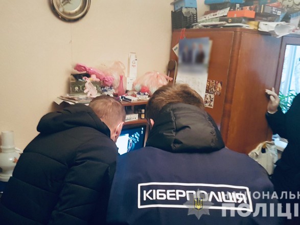 Украинец насиловал  9-летнюю дочь своей сожительницы и снимал порнографию которую выкладывал в сеть.
