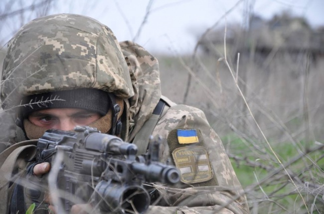 Военнослужащий ВСУ получил ранения при взрыве во время минирования местности в районе Светлодарска.